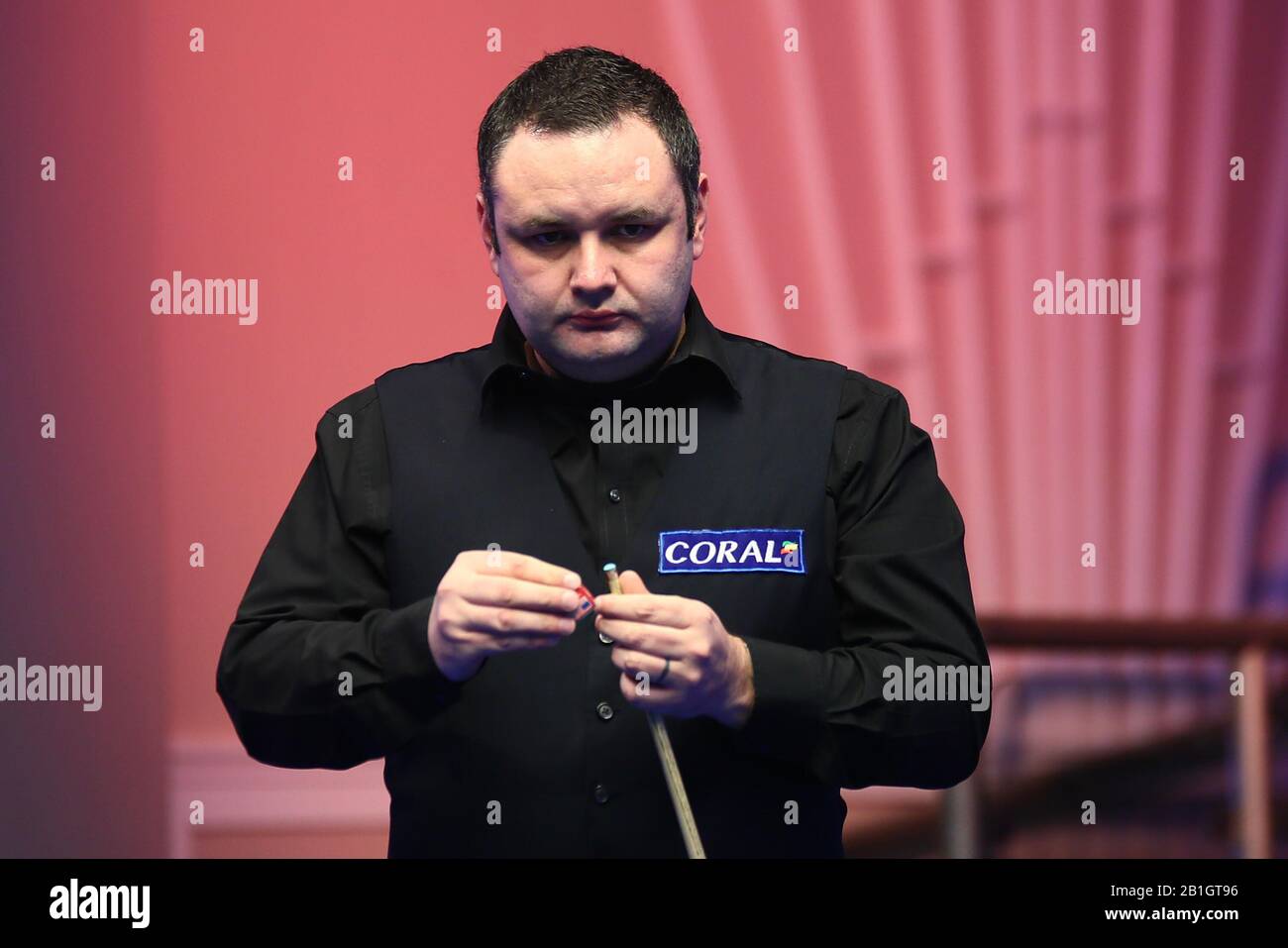 Stephen Maguire della Scozia considera un colpo a Ding Junhui della Cina al primo round del 2020 Players Championship a Southport, Regno Unito, 24 febbraio 2020. Stephen Maguire della Scozia sconfisse Ding Junhui della Cina con 6-5. Foto Stock