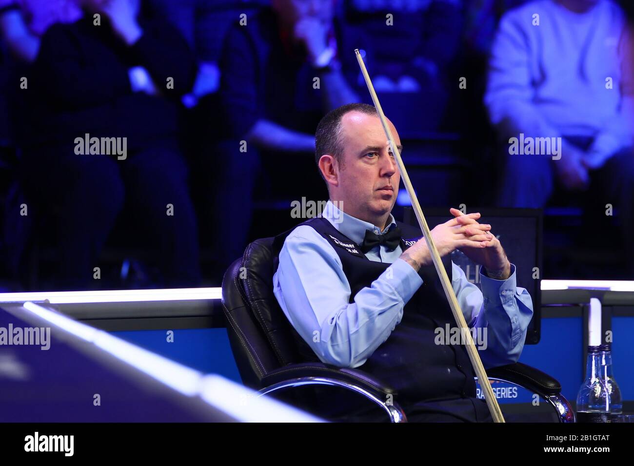 Mark Williams of Wales considera un colpo a Mark Selby d'Inghilterra al primo round del 2020 Players Championship a Southport, Regno Unito, 24 febbraio 2020. Mark Selby dell'Inghilterra sconfisse Mark Williams del Galles con 6-0. Foto Stock