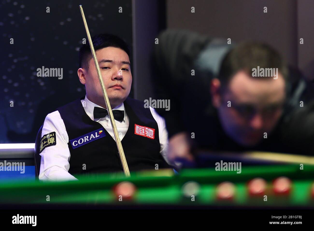 Ding Junhui della Cina considera un colpo a Stephen Maguire della Scozia al primo round del 2020 Players Championship a Southport, Regno Unito, 24 febbraio 2020. Stephen Maguire della Scozia sconfisse Ding Junhui della Cina con 6-5. Foto Stock