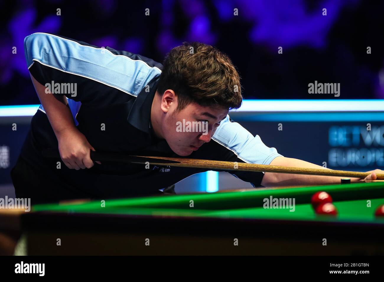 Yan Bingtao of China ha girato Craig Steadman of England al quarto round del 2020 Snooker Shoot Out a Watford, Regno Unito, 23 febbraio 2020. Craig Steadman of England è stato sconfitto da Yan Bingtao della Cina con 0-1. Foto Stock