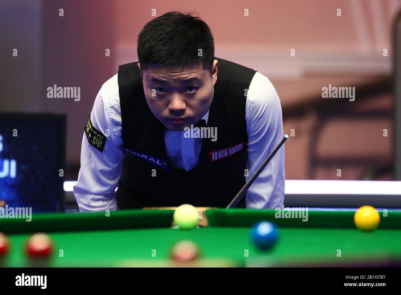 Ding Junhui della Cina considera un colpo a Stephen Maguire della Scozia al primo round del 2020 Players Championship a Southport, Regno Unito, 24 febbraio 2020. Stephen Maguire della Scozia sconfisse Ding Junhui della Cina con 6-5. Foto Stock