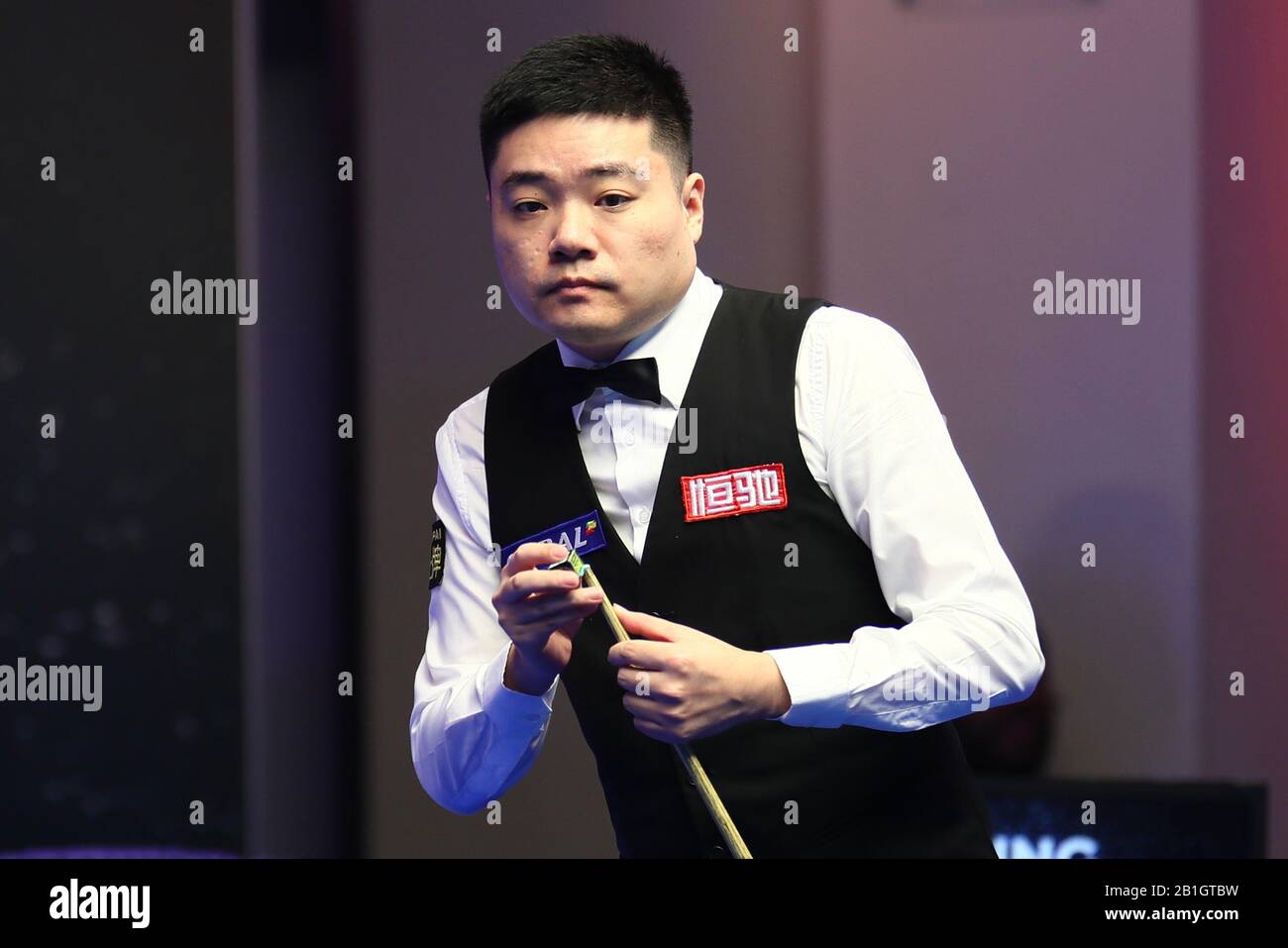Ding Junhui della Cina considera un colpo a Stephen Maguire della Scozia al primo round del 2020 Players Championship a Southport, Regno Unito, 24 febbraio 2020. Stephen Maguire della Scozia sconfisse Ding Junhui della Cina con 6-5. Foto Stock