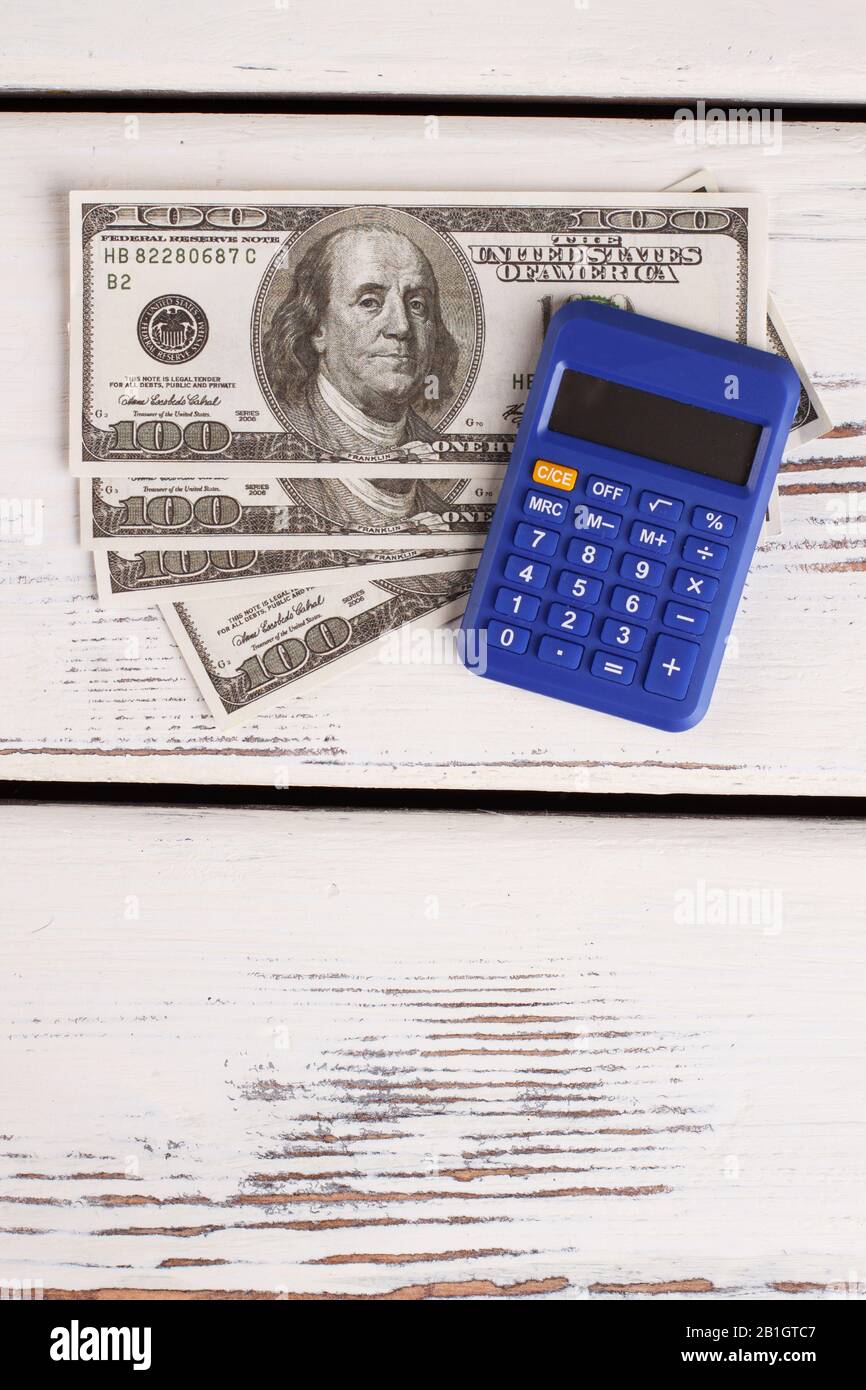 Banconote in dollari sulla superficie di legno. Foto Stock