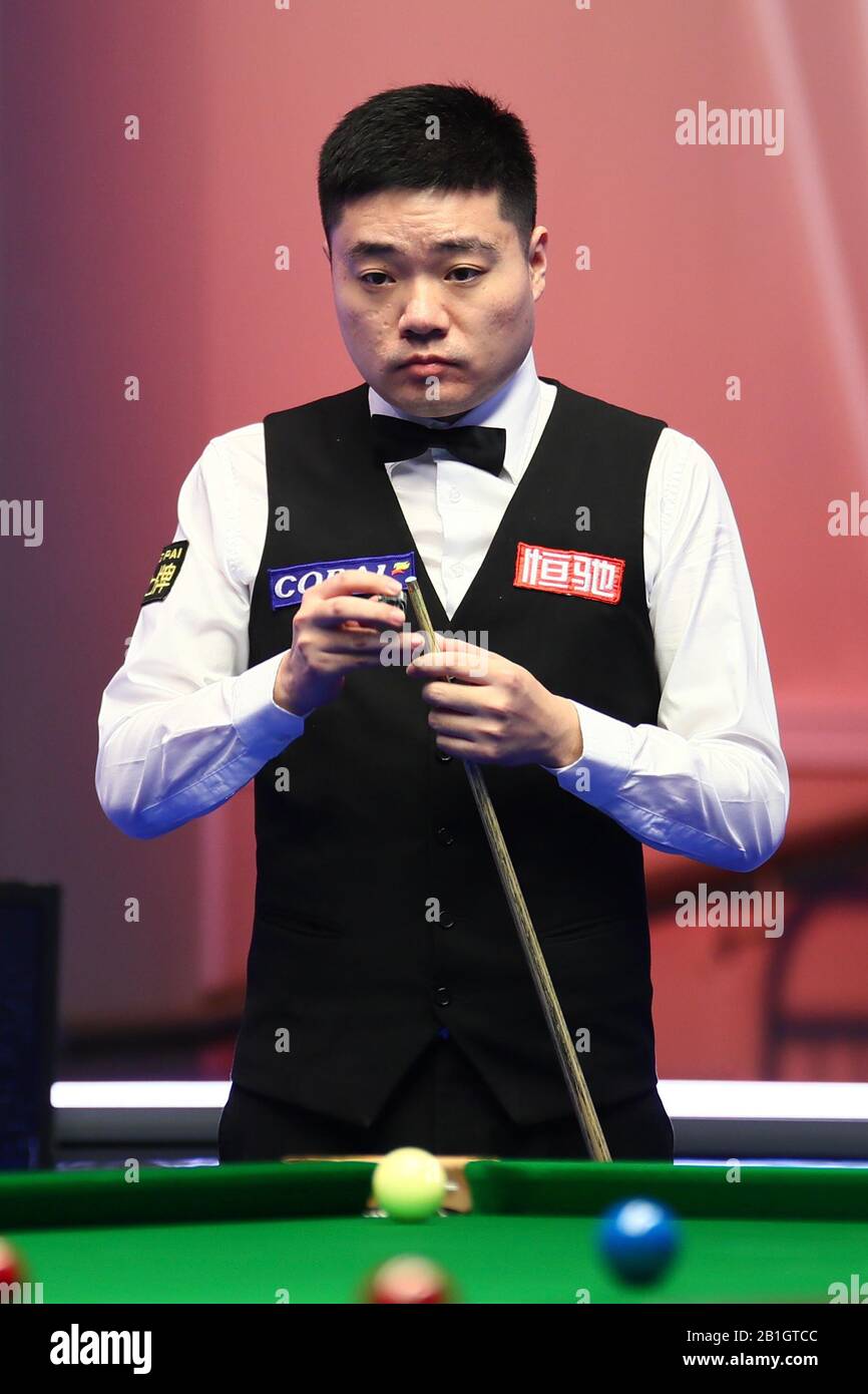 Ding Junhui della Cina considera un colpo a Stephen Maguire della Scozia al primo round del 2020 Players Championship a Southport, Regno Unito, 24 febbraio 2020. Stephen Maguire della Scozia sconfisse Ding Junhui della Cina con 6-5. Foto Stock