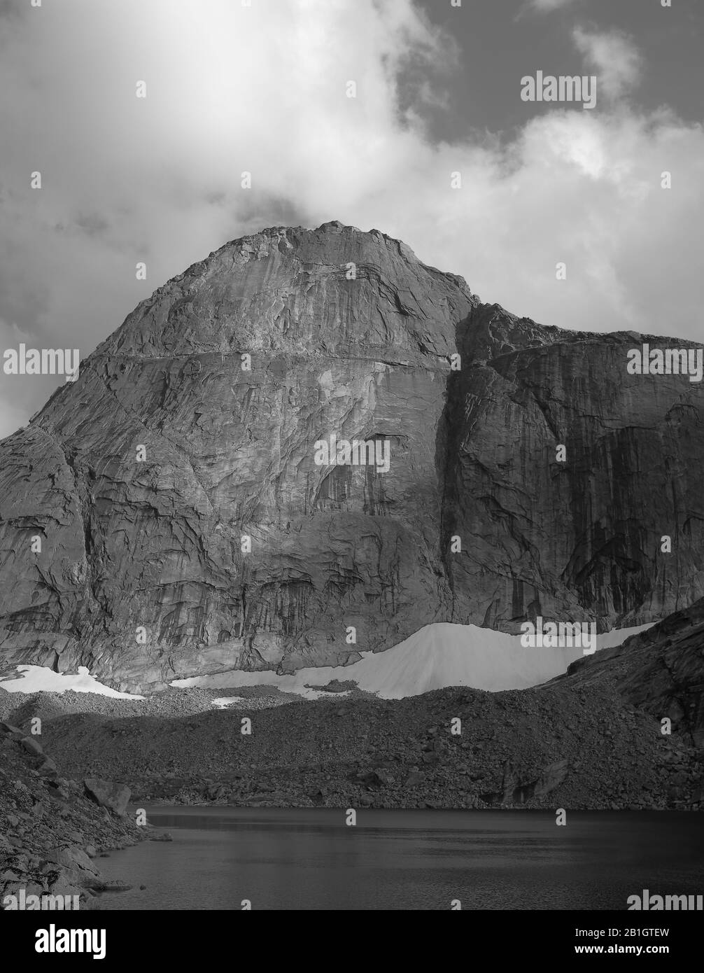 Scogliera di roccia e lago di montagna Svartvatnet a Norways National Mountain Stetind. Foto Stock