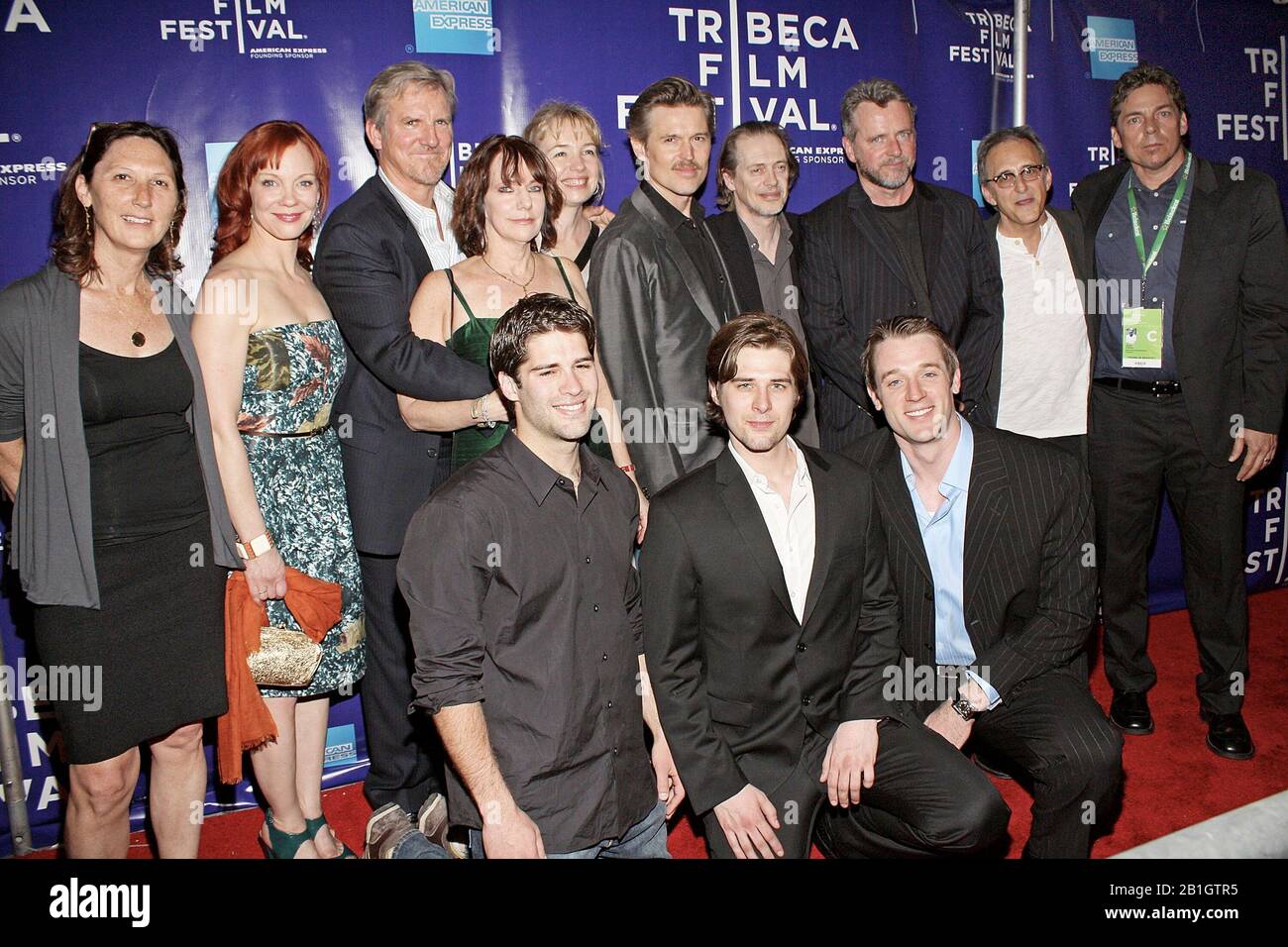 New York, NY, Stati Uniti. 25 Aprile 2009. (Top L-R) attrice, Mariann Mayberry, attore, Jamey Sheridan, regista, Bette Gordon, attrice, Karen Young, Bill Sage, Steve Buscemi, Aidan Quinn, produttore, Jamin o'Brien, (Bottom L-R) attore, Asher Grodman, Kevin Reed, Tom Degnan alla prima di 'Handsome Film Harry' durante il 8th Annual Tribeca Festival. Credito: Steve Mack/Alamy Foto Stock