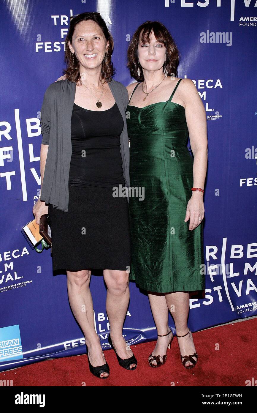 New York, NY, Stati Uniti. 25 Aprile 2009. Produttore esecutivo, Elizabeth Quinn, direttore, Bette Gordon alla prima di 'Bel Harry' durante il 8th Annual Tribeca Film Festival al SVA Theatre. Credito: Steve Mack/Alamy Foto Stock