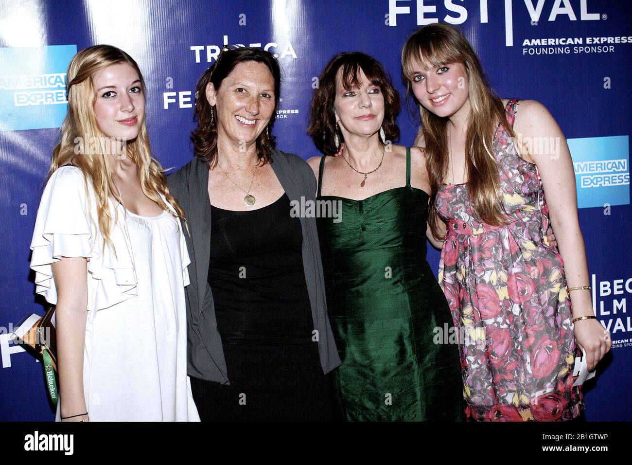 New York, NY, Stati Uniti. 25 Aprile 2009. Miranda Lievsay, Executive Producer, Elizabeth Quinn, Director, Bette Gordon, Lili Burns alla prima di 'Beamen Harry' durante il 8th Annual Tribeca Film Festival al SVA Theatre. Credito: Steve Mack/Alamy Foto Stock
