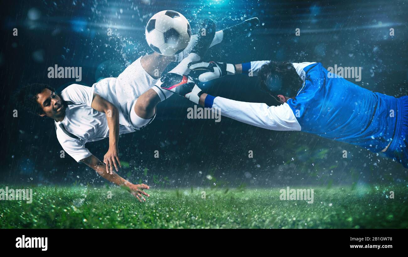 Il calciatore colpisce la palla con un calcio acrobatico in aria allo stadio durante la partita notturna Foto Stock