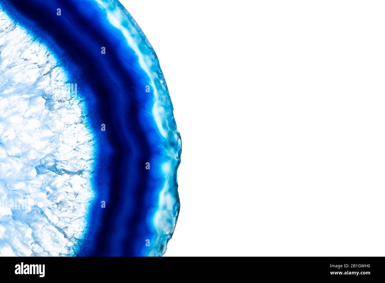 La pietra di sezione di agata blu con i dettagli del motivo isolato su sfondo bianco con lo spazio di copia per il testo. Foto Stock