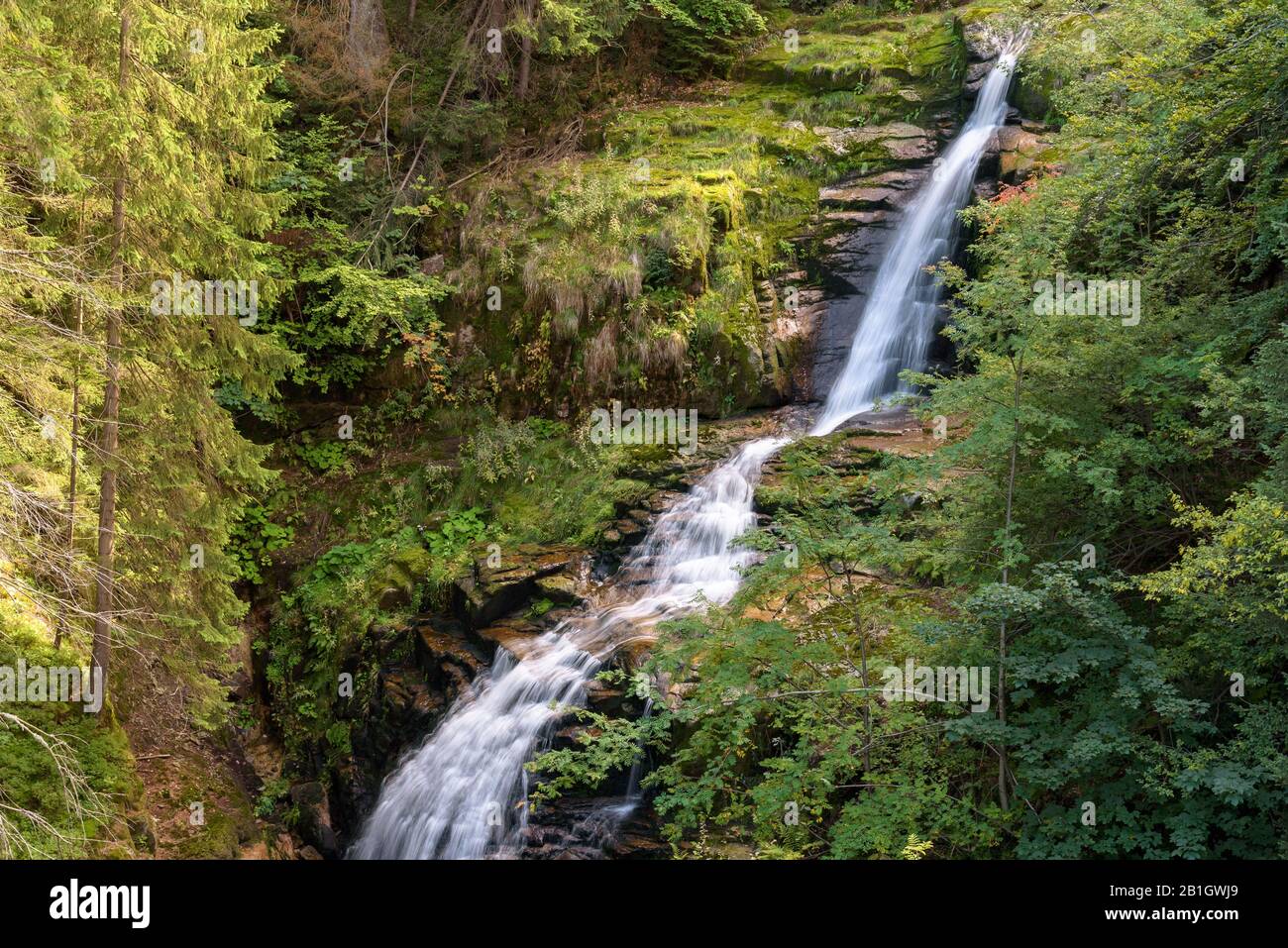Acqua offuscata della cascata del fiume Kamienczyk - la cascata più alta nelle montagne Giant polacco Foto Stock