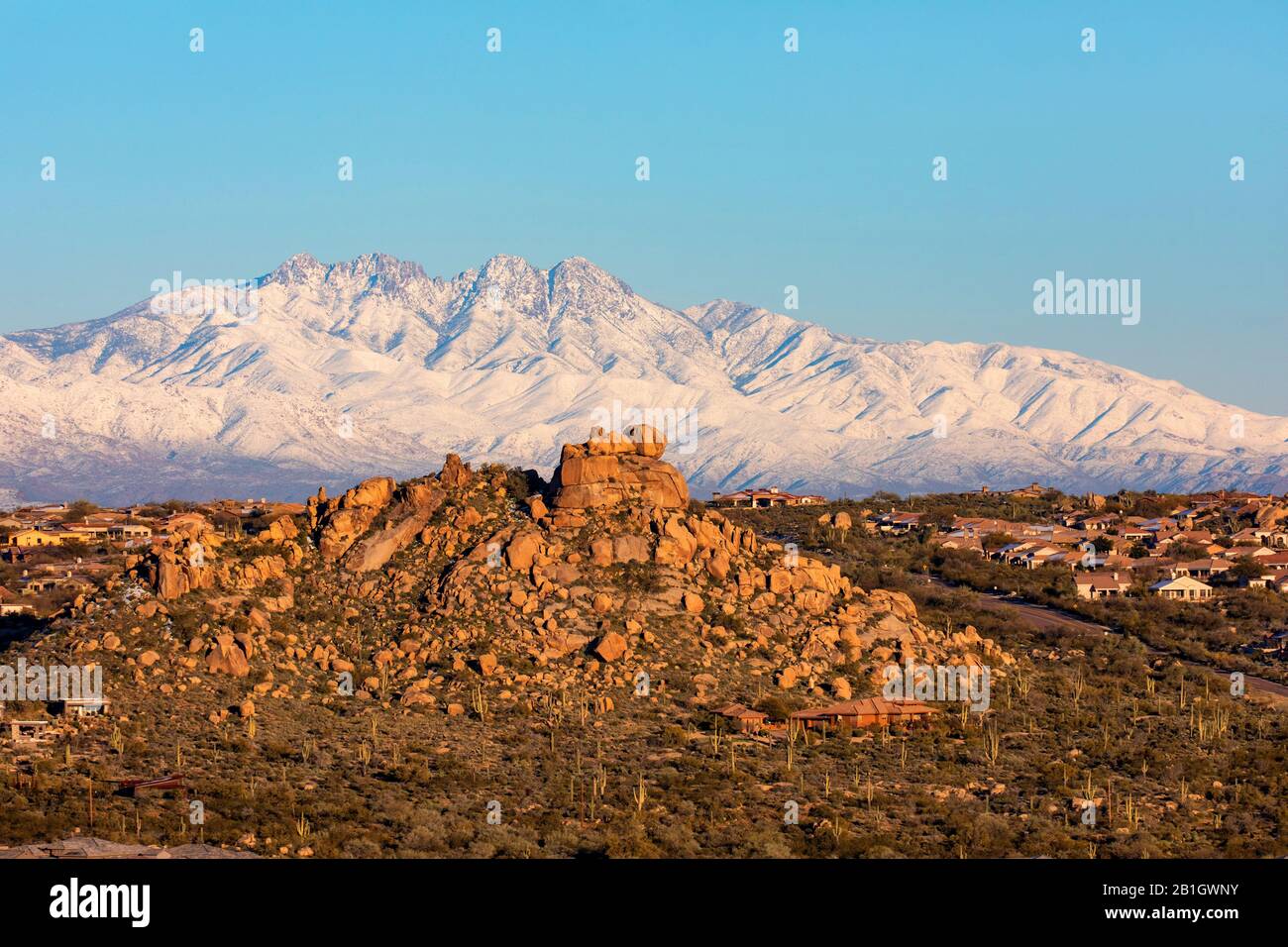 Vista dal Pinnacle Peak alle Mazatzal Mountains innevate con Quattro Cime, USA, Arizona, Mazatzal Mountains Foto Stock