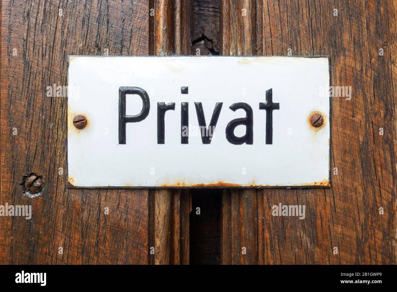 Primo piano di una porta con un cartello bianco PRIVAT (privato) Foto Stock