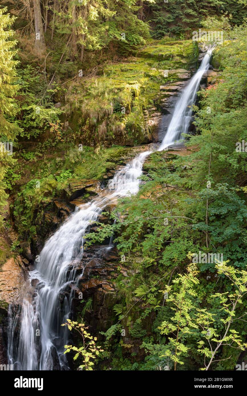 Acqua offuscata della cascata del fiume Kamienczyk - la cascata più alta nelle montagne Giant polacco Foto Stock