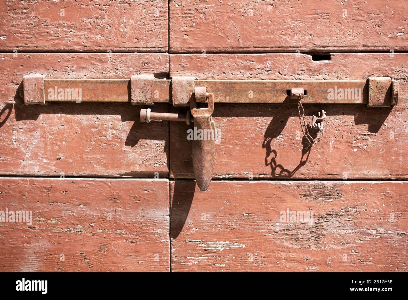 Serratura antiquata e arrugginita su una porta di legno Foto Stock