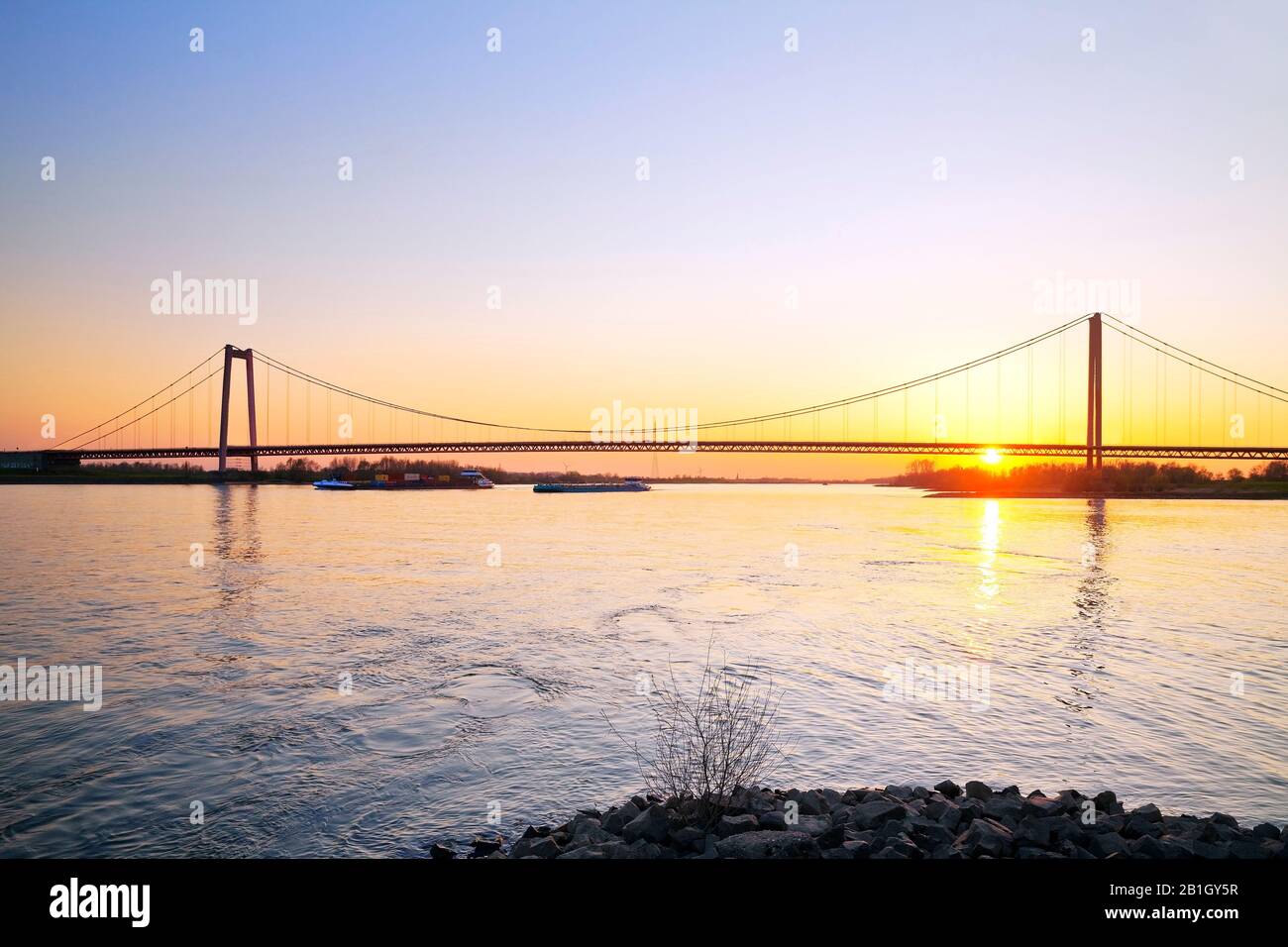 Ponte sul Reno al tramonto, Germania, Renania Settentrionale-Vestfalia, Reno Inferiore, Emmerich Foto Stock