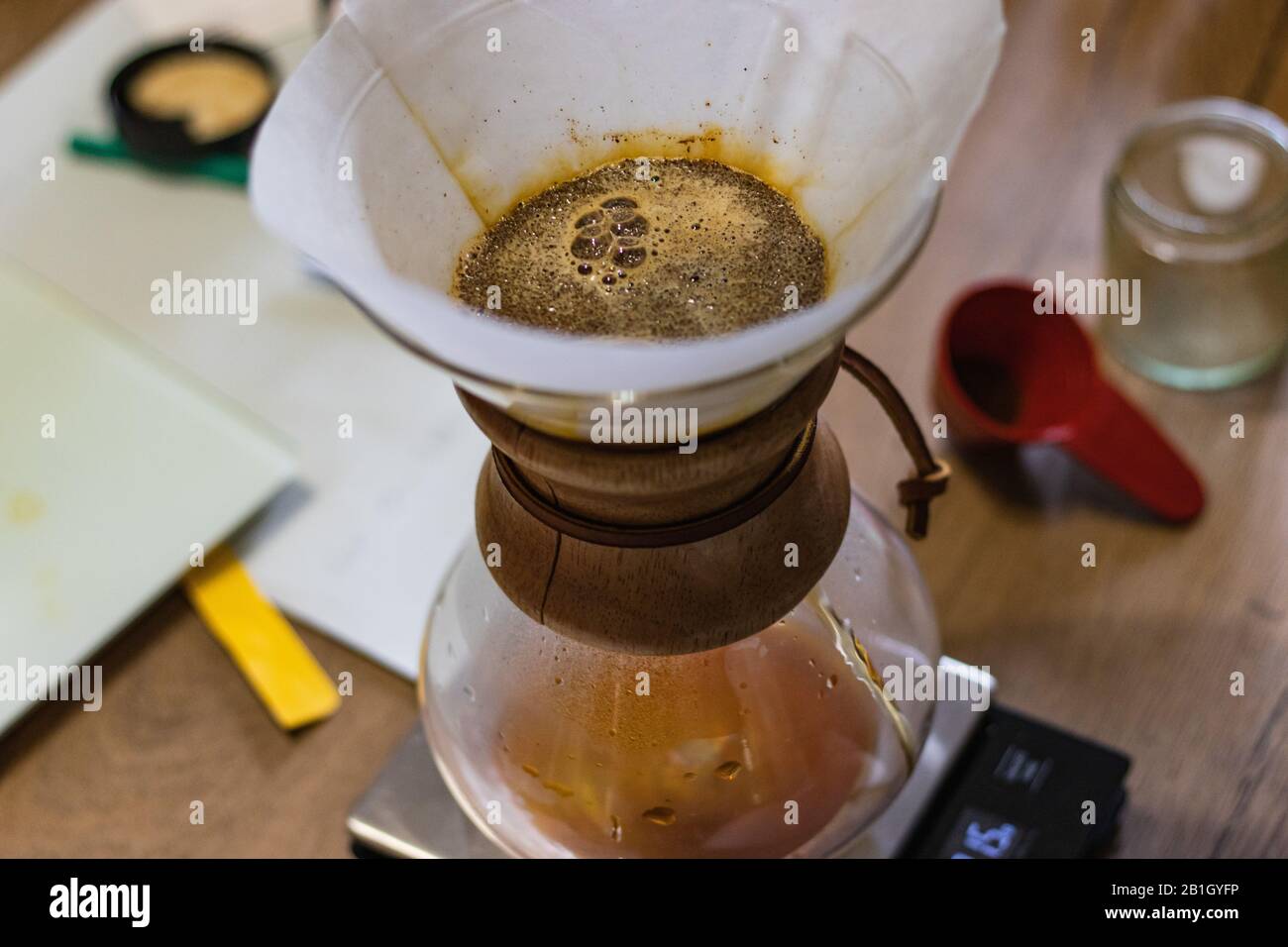 Preparazione manuale alternativa del caffè sul filtro di carta da chiudere Foto Stock