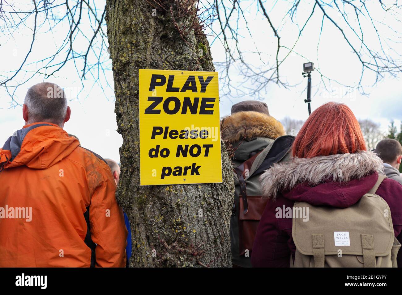 Ashbourne, Regno Unito. 25th Feb, 2020. Il primo giorno del due giorni di gioco di calcio Shrovetide nella città di mercato di Ashbourne, Derbyshire. Il gioco si gioca con due squadre, l'Up'Ards e L'Down'Ards. Ci sono due posti obiettivo 3 miglia (4.8 km) a parte, uno a Sturston Mill (dove l'Up'Ards tenta di segnare), l'altro a Clifton Mill (dove Il Punteggio Down'Ards). Penelope Barritt/Alamy Live News Foto Stock