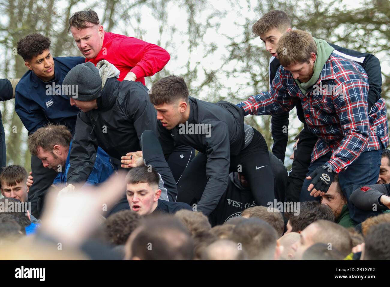 Ashbourne, Regno Unito. 25th Feb, 2020. Il primo giorno del due giorni di gioco di calcio Shrovetide nella città di mercato di Ashbourne, Derbyshire. Il gioco si gioca con due squadre, l'Up'Ards e L'Down'Ards. Ci sono due posti obiettivo 3 miglia (4.8 km) a parte, uno a Sturston Mill (dove l'Up'Ards tenta di segnare), l'altro a Clifton Mill (dove Il Punteggio Down'Ards). Penelope Barritt/Alamy Live News Foto Stock