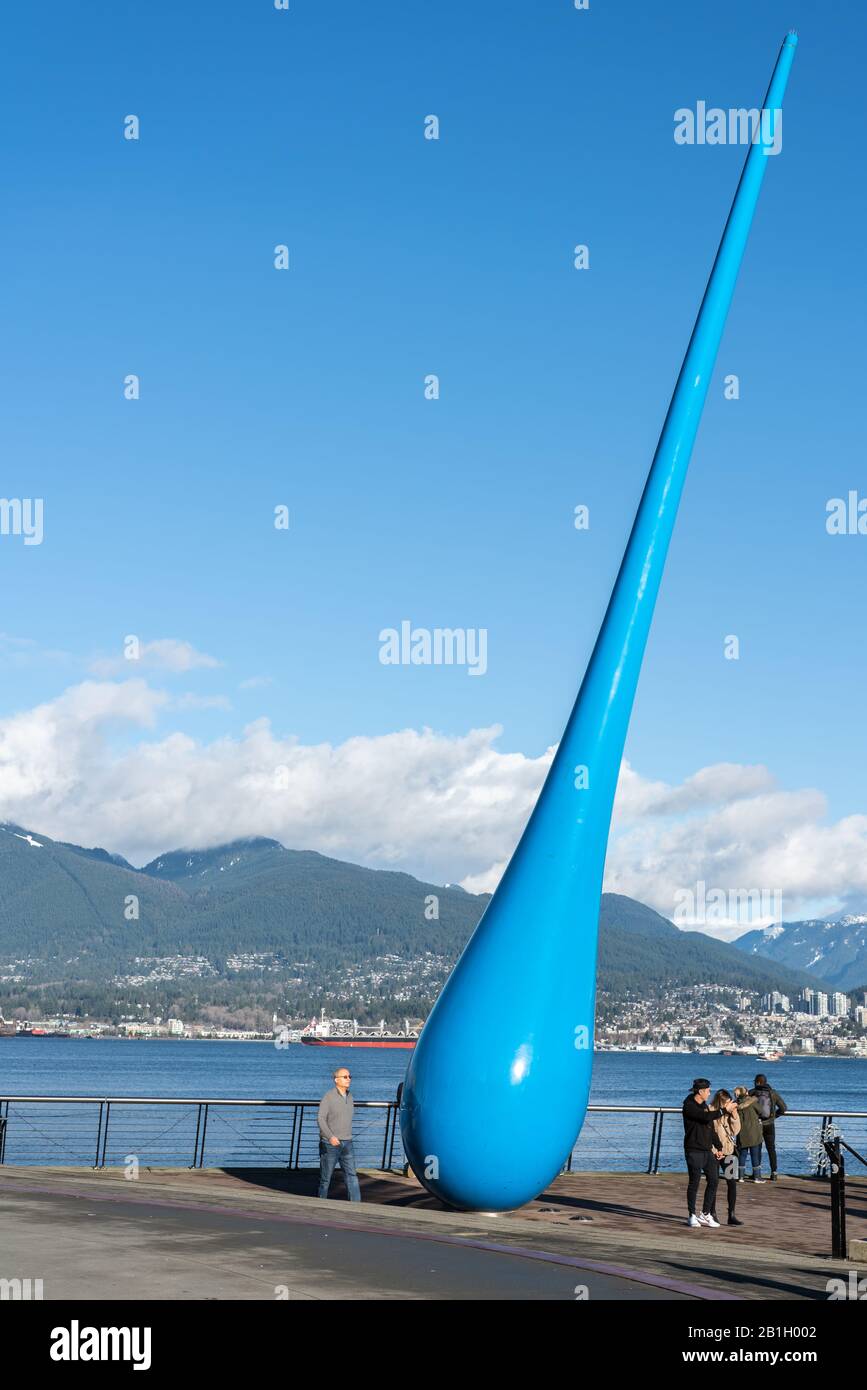 Vancouver, British Columbia, Canada - Dicembre, 2019 - La Goccia, una scultura in acciaio che assomiglia a una rirop di Inges idee. La scultura è un omaggio a Foto Stock