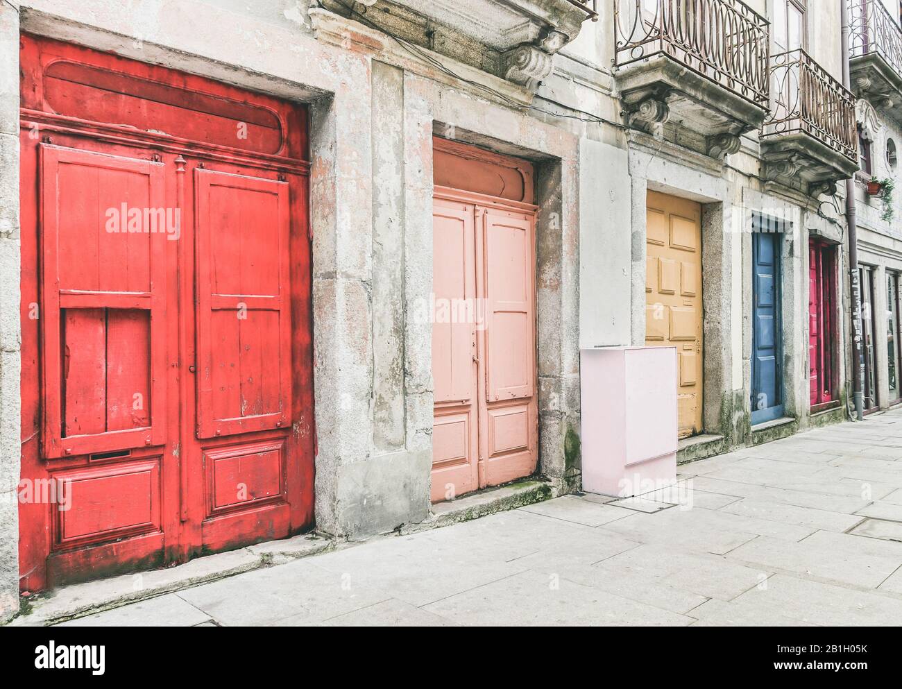 Il centro storico di Porto in Portogallo - Street view of colorful doors - Vintage editing con il focus principale al centro della cornice Foto Stock