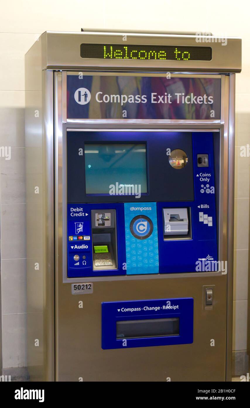 Vancouver, Canada - 17 Febbraio 2020: Compass Exit Tickets Machine On Waterfront Station (Canada Line) Nel Centro Di Vancouver Foto Stock