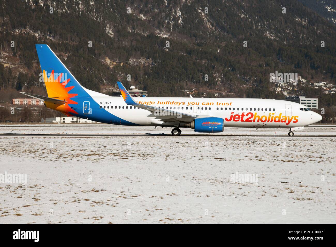 Innsbruck, Austria. 8th Feb, 2020. Un Boeing 737-800 Jet2.com in colori Allegiant e un adesivo per vacanze jet2 all'aeroporto di Innsbruck Kranebitten. Credit: Fabrizio Gandolfo/Sopa Images/Zuma Wire/Alamy Live News Foto Stock