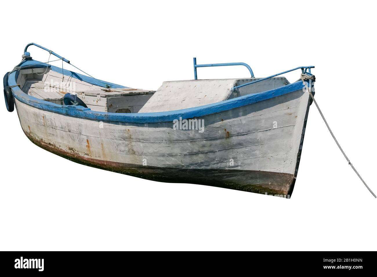 Fisherman Old Boat Isolato su sfondo bianco. Barca bianca con strisce blu. Isolato. Foto Stock