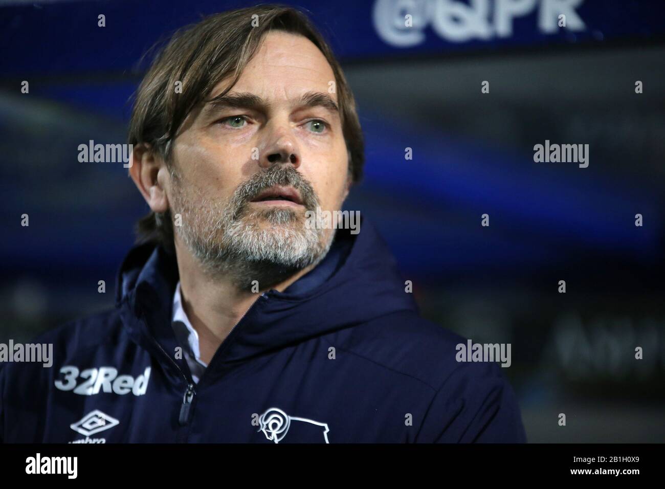 Londra, Regno Unito. 25th Feb, 2020. Phillip Cocu, il manager della contea di Derby, guarda dal dugout durante la partita EFL Skybet Championship, Queens Park Rangers / Derby County al Kiyan Prince Foundation Stadium, Loftus Road a Londra il martedì 25th febbraio 2020. Questa immagine può essere utilizzata solo per scopi editoriali. Solo uso editoriale, licenza richiesta per uso commerciale. Nessun utilizzo nelle scommesse, nei giochi o nelle singole pubblicazioni di club/campionato/giocatore. PIC by Tom Smeeth/Andrew Orchard sports photography/Alamy Live News Credit: Andrew Orchard sports photography/Alamy Live News Foto Stock