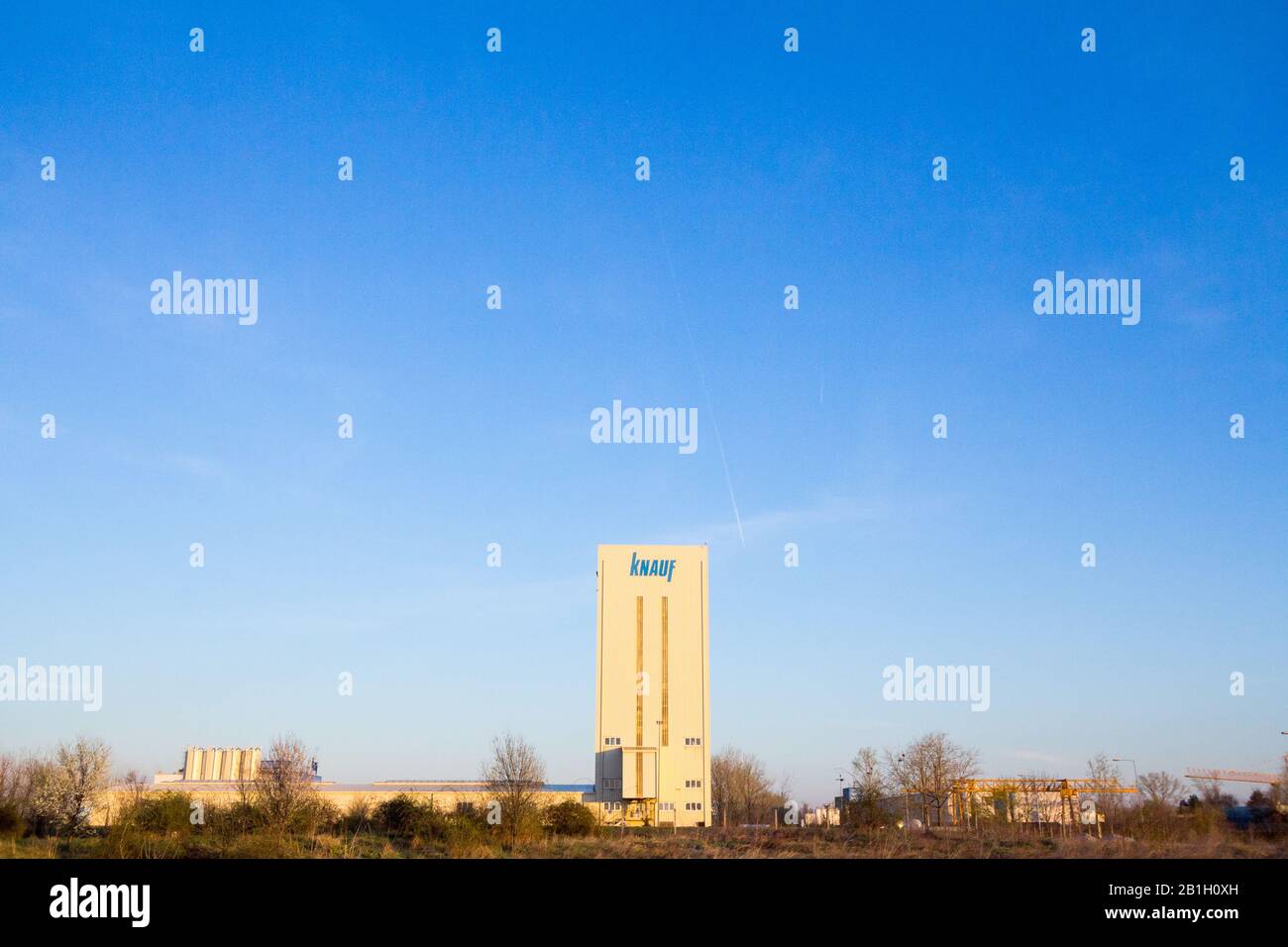 Belgrado, SERBIA - 17 MARZO 2019: Logo Knauf sulla fabbrica serba di Belgrado. Knauf è un'industria tedesca specializzata in isolamento e costruzione Foto Stock
