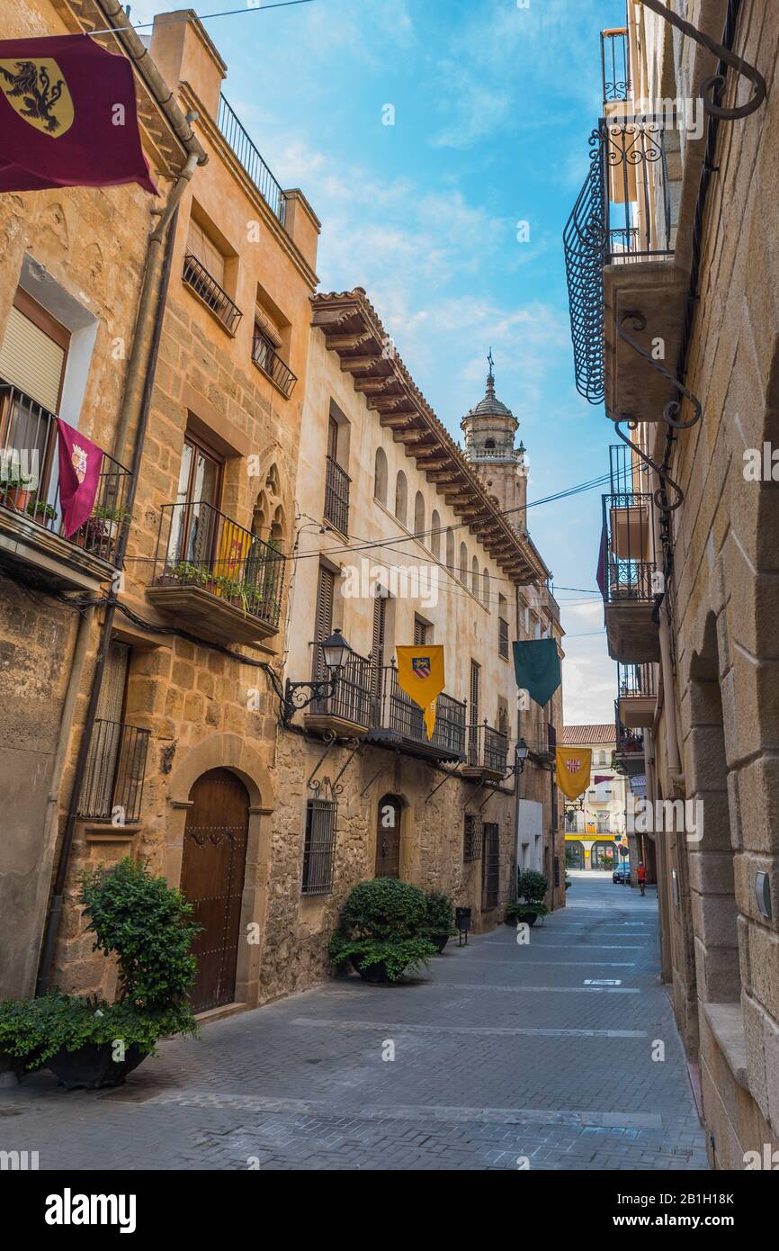 Gandesa, Spagna - 19 ottobre 2019: Vista sulla strada della città, Tarragona, Catalogna. Verticale Foto Stock