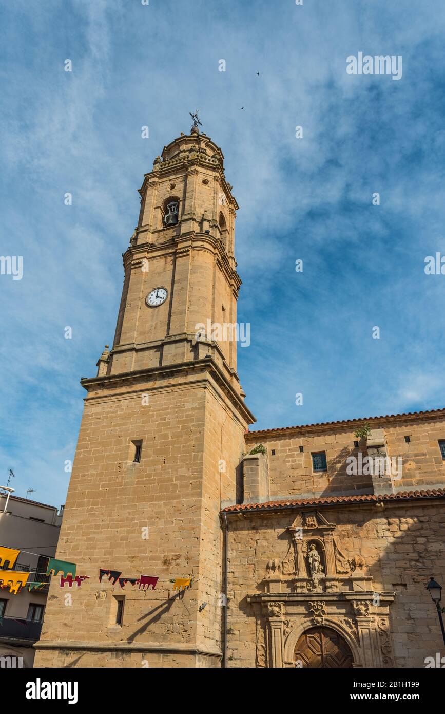 Vista del palazzo della chiesa, Gandesa, Tarragona, Catalogna, Spagna. Verticale Foto Stock