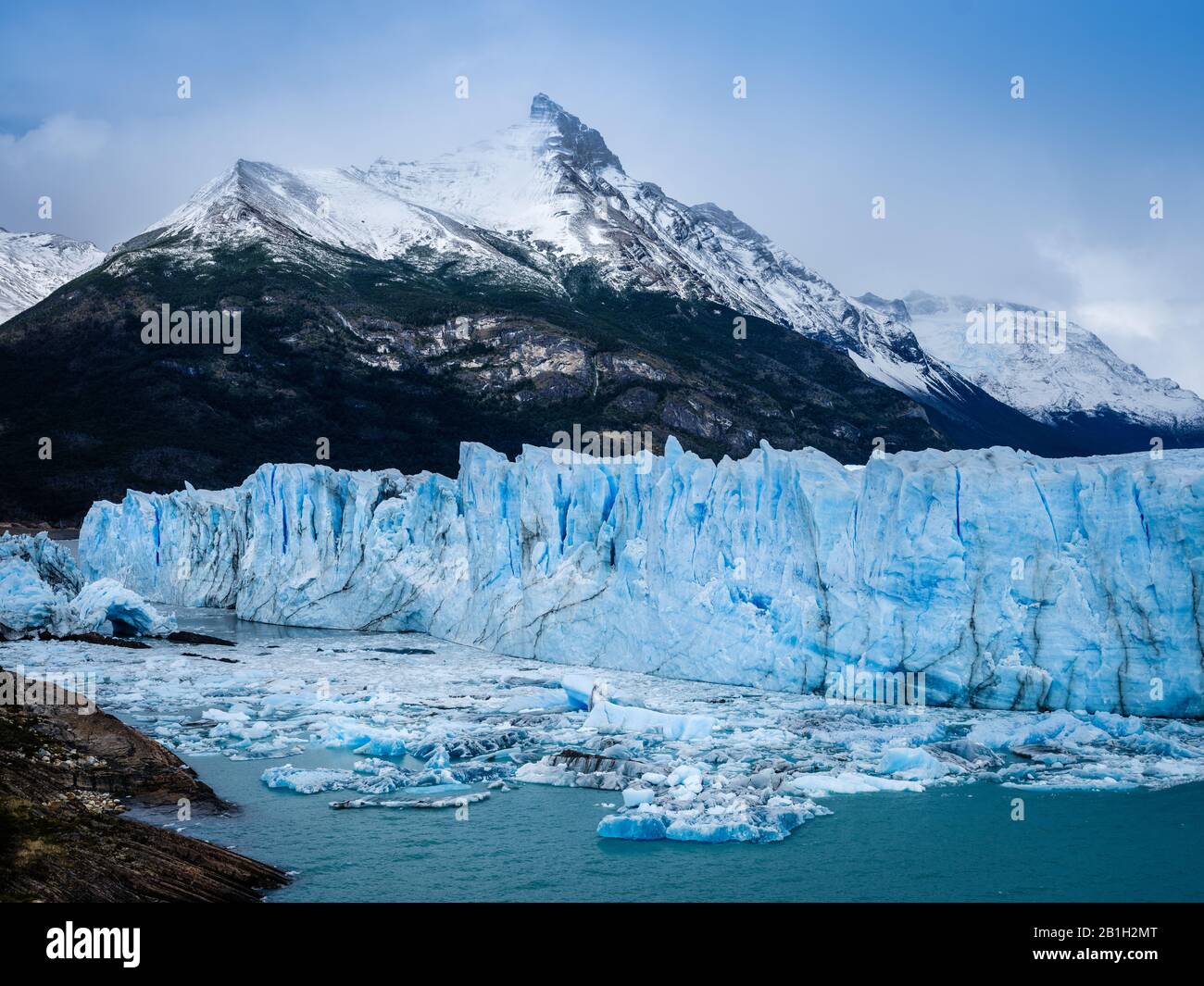 PARCO Nazionale LOS GLACIARES, ARGENTINA - CIRCA FEBBRAIO 2019: Vista del ghiacciaio Perito Moreno, un famoso punto di riferimento all'interno del Los Glaciares National P. Foto Stock