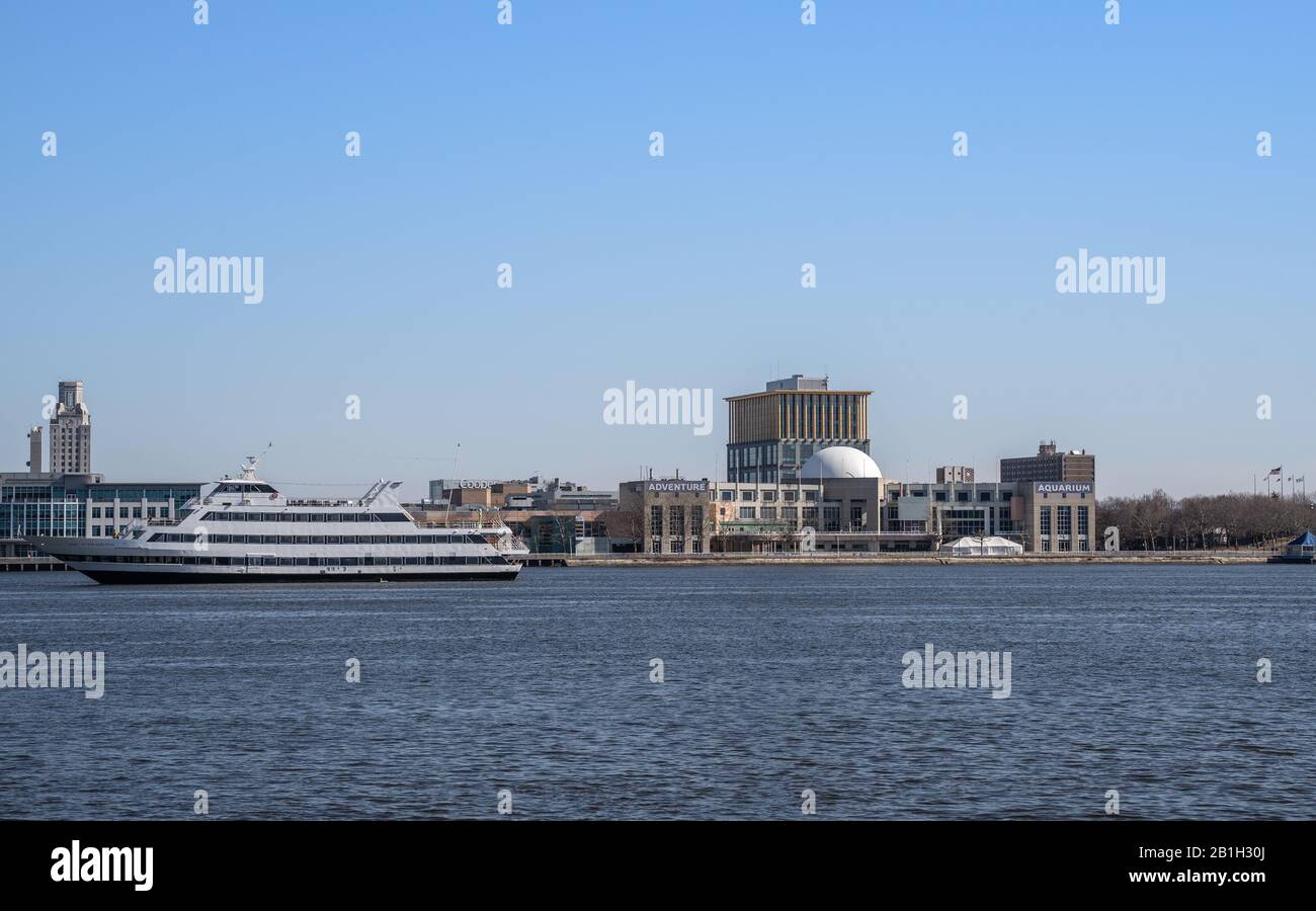 Philadelphia, Pennsylvania: 23 febbraio 2020: Lo spruzzo di Filadelfia passa davanti all'Adventure Aquarium Foto Stock