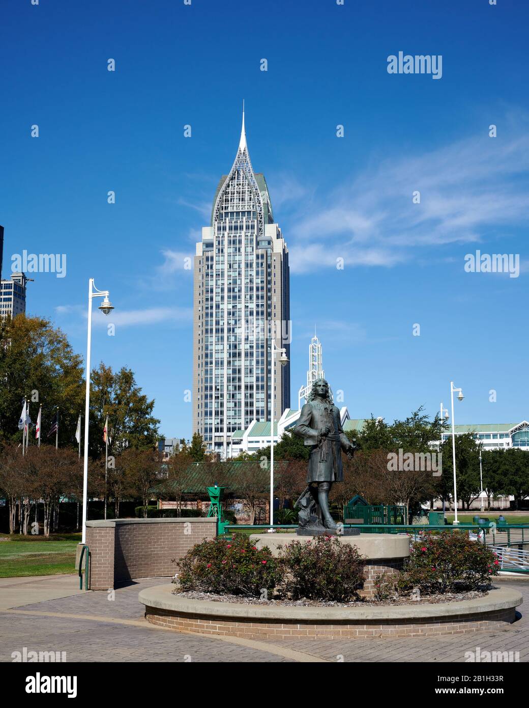 RSA Battle House Tower, un'attrezzatura dello skyline di Mobile Alabama visto dal Cooper Riverside Park con una statua di Pierre d'Iberville. Foto Stock