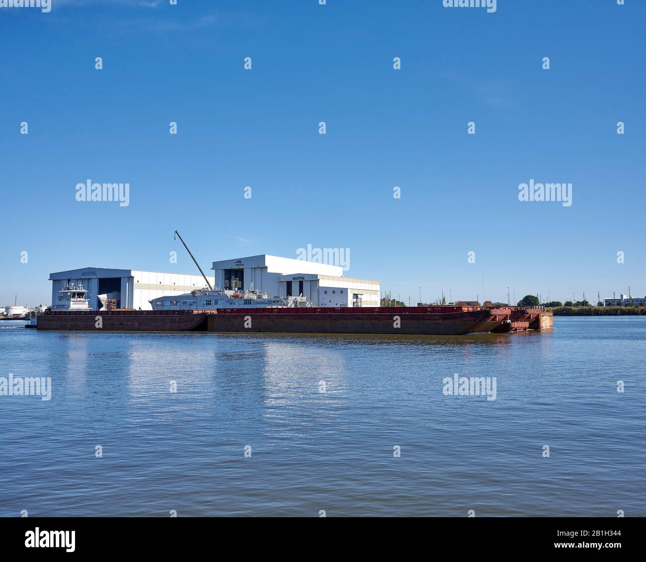 Chiatta del fiume che viaggia lungo il fiume mobile in Mobile Bay caricato con carico in Alabama mobile, Stati Uniti. Foto Stock