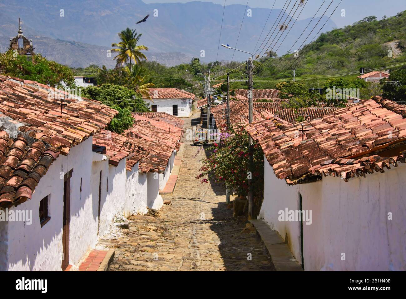 Tetti di tegole rosse e strade acciottolate, Guane, Santander, Colombia Foto Stock