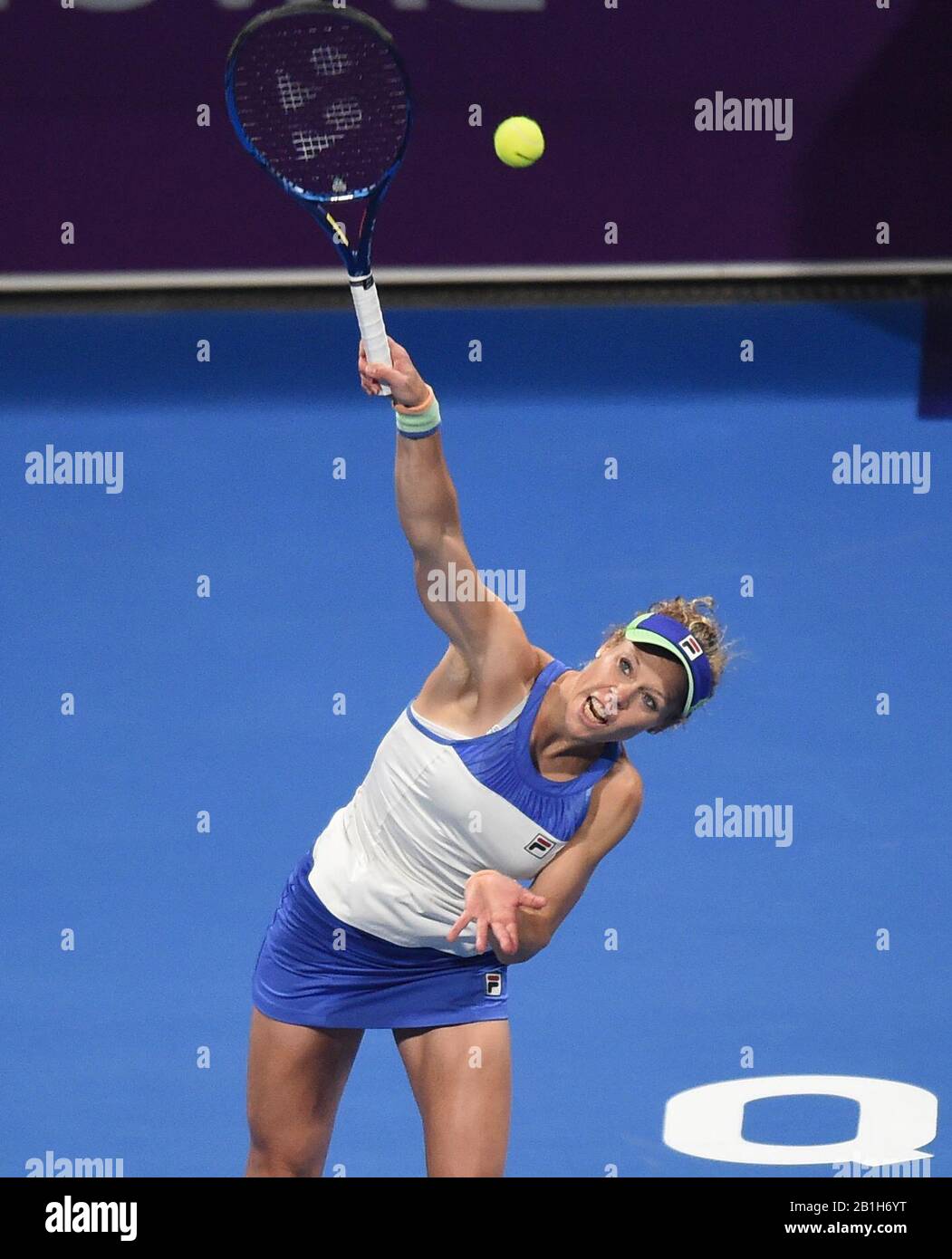 Doha, Qatar. 25th Feb, 2020. Laura Siegemund della Germania serve durante il secondo round match femminile contro Ashleigh Barty dell'Australia al 2020 WTA Qatar Open a Doha, Qatar, 25 febbraio 2020. Credito: Nikku/Xinhua/Alamy Live News Foto Stock