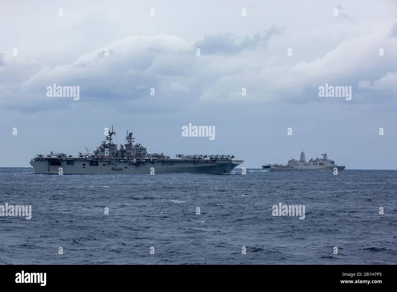 Philippine MARE (Gen. 29, 2020) La nave d'assalto anfibia USS America (LHA 6) e il molo di trasporto anfibio USS Green Bay (LPD 20), entrambi con l'America Expeditionary Strike Group, transitano nell'oceano aperto. L'America, fiore all'occhiello dell'America Expeditionary Strike Group, 31st MEU team, opera nell'area operativa della 7th Fleet degli Stati Uniti per migliorare l'interoperabilità con alleati e partner e funge da forza di risposta pronta per difendere la pace e la stabilità nella regione dell'Indo-Pacific. (Foto ufficiale del corpo Marino degli Stati Uniti di Lance Cpl. Joshua Sechser) Foto Stock