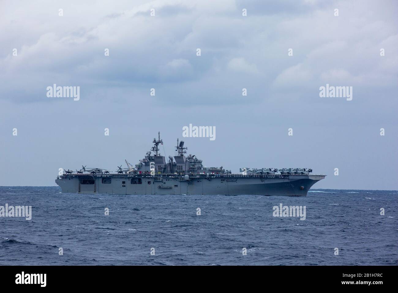 Philippine MARE (Gen. 29, 2020) La nave d'assalto anfibia USS America (LHA 6) transita nell'oceano aperto. L'America, fiore all'occhiello dell'America Expeditionary Strike Group, 31st MEU team, opera nell'area operativa della 7th Fleet degli Stati Uniti per migliorare l'interoperabilità con alleati e partner e funge da forza di risposta pronta per difendere la pace e la stabilità nella regione dell'Indo-Pacific. (Foto ufficiale del corpo Marino degli Stati Uniti di Lance Cpl. Joshua Sechser) Foto Stock