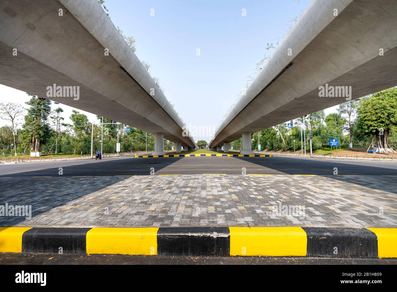 Ecopark Van Giang area urbana, provincia di Hung Yen, Vietnam - 30 gennaio 2020: Nuovo e moderno flyover in cemento è stato costruito nell'area urbana di Ecopark Van Giang, Hu Foto Stock