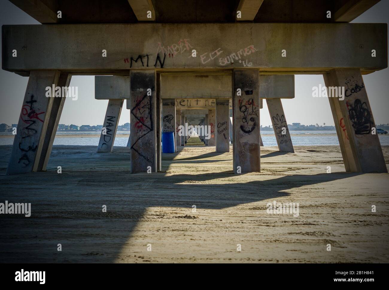 San Luis Pass Bridge con graffiti sulla spiaggia nella zona di Galveston, Texas, USA. Foto Stock