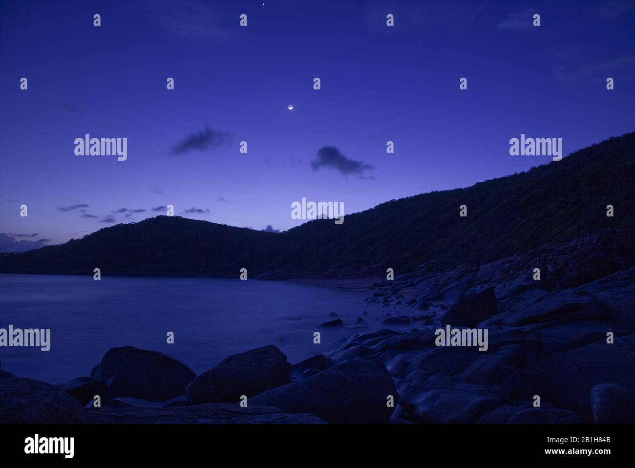 Dawn, il mare, con la luna, il paesaggio Foto Stock