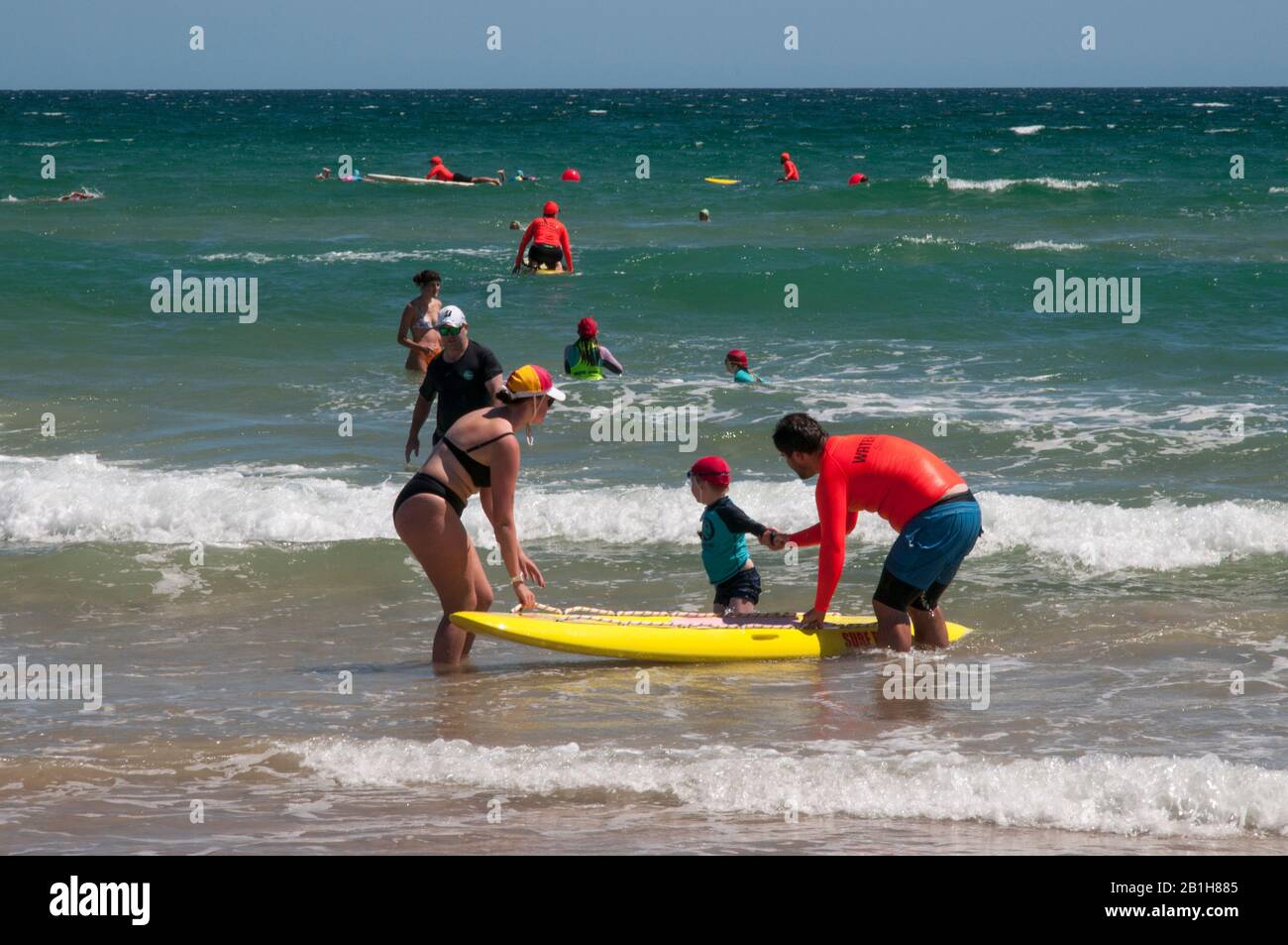 I volontari del South Port Surf Life Saving Club conducono lezioni di surf a Port Noarlunga, South Australia Foto Stock