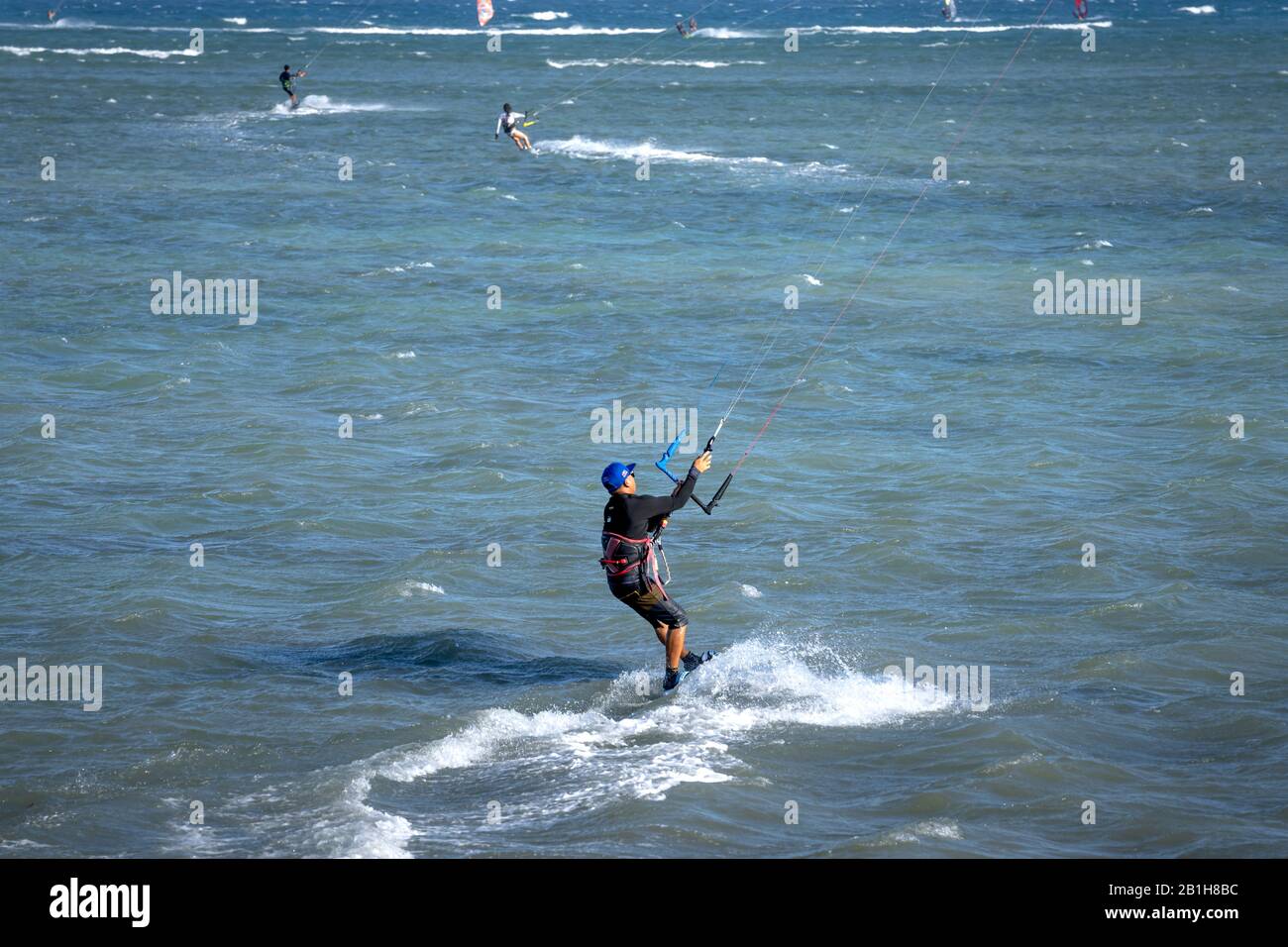 Ninh Chu Beach, Ninh Thuan Province, Vietnam - 9 gennaio 2020: Kite surf scena sulla spiaggia di Ninh Chu. Il kite surf è uno sport che è amato da Foto Stock