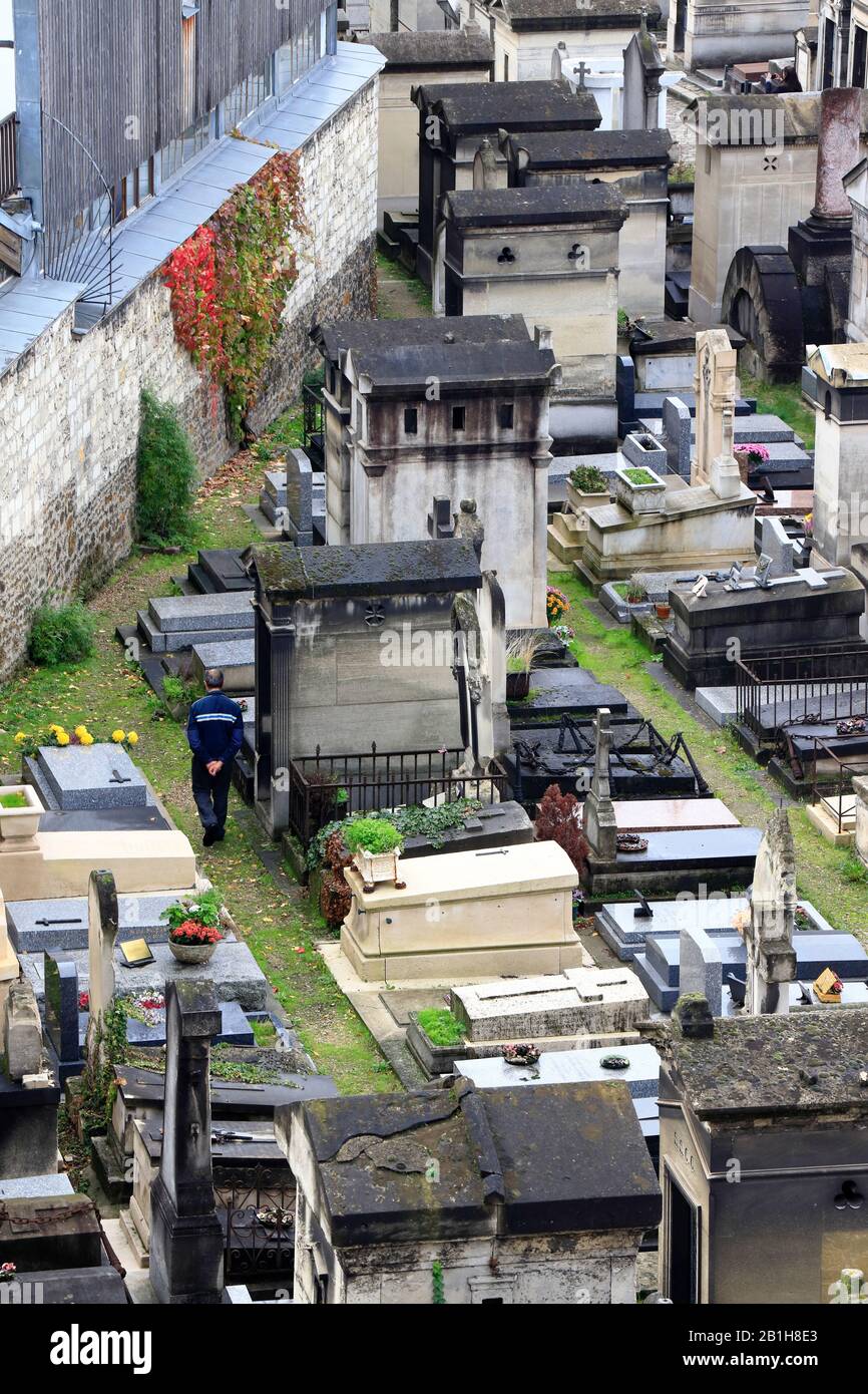 Cimitero di Montmartre con un visitatore.Paris.France Foto Stock