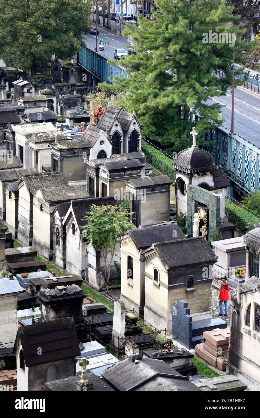Tombe nel cimitero di Montmartre con visitor.Paris.France Foto Stock