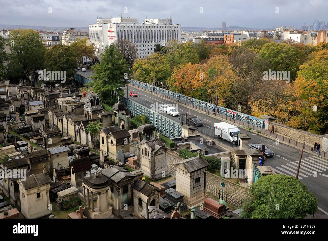 Una vista elevata del Cimitero di Montmartre con la strada di Montmartre sullo sfondo.Paris.France Foto Stock