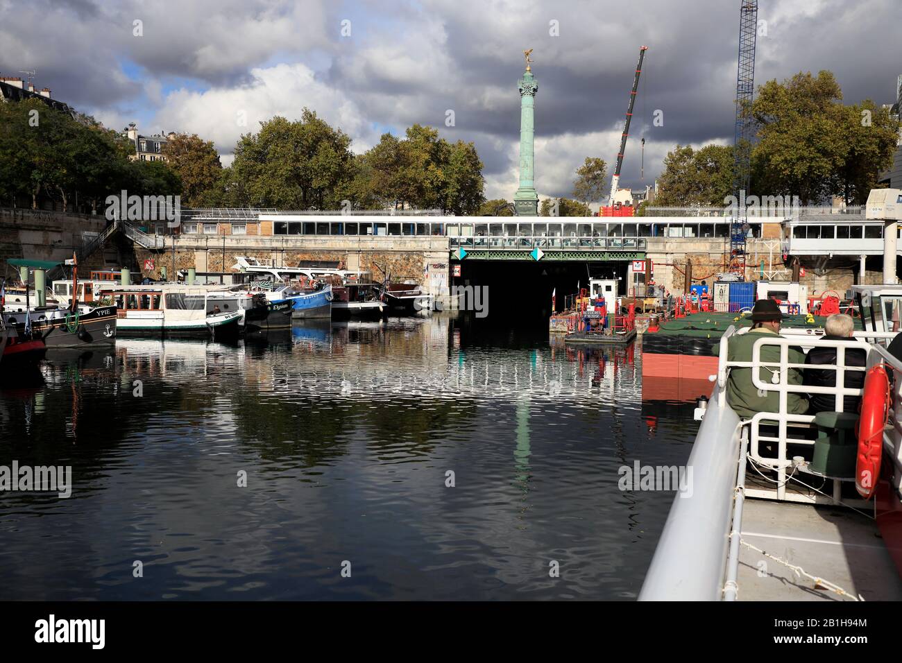 Port de l'Arsenal.Paris.France con colonne de Juillet in Bastille in background.Paris.France Foto Stock