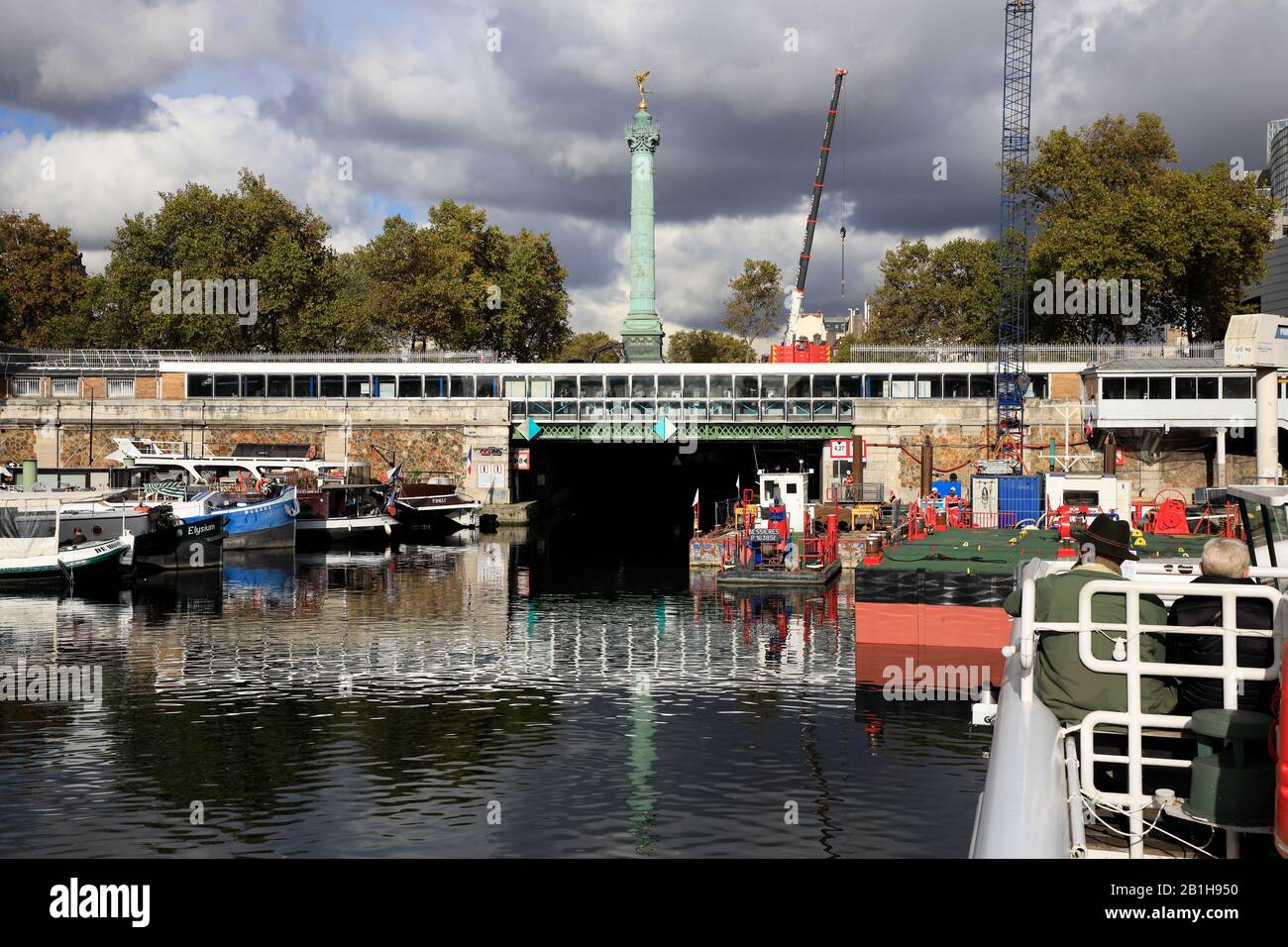 Port de l'Arsenal.Paris.France con colonne de Juillet in Bastille in background.Paris.France Foto Stock